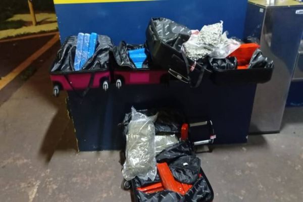 PRF apreende armas, drogas e cigarros contrabandeados no Oeste do Paraná