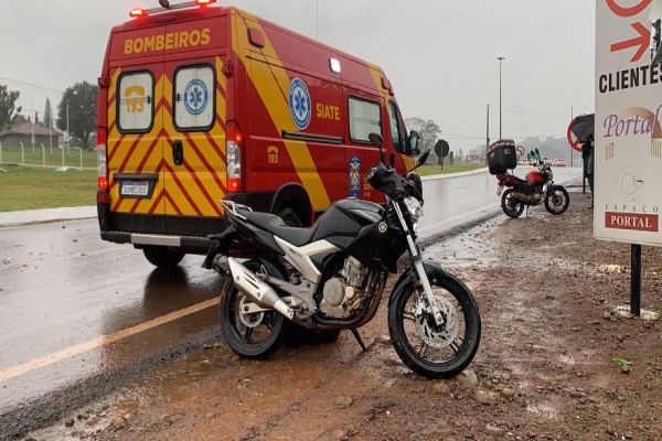 Imagem referente a notícia: Motociclistas ficam feridos após colisão na marginal da BR-277 em Cascavel