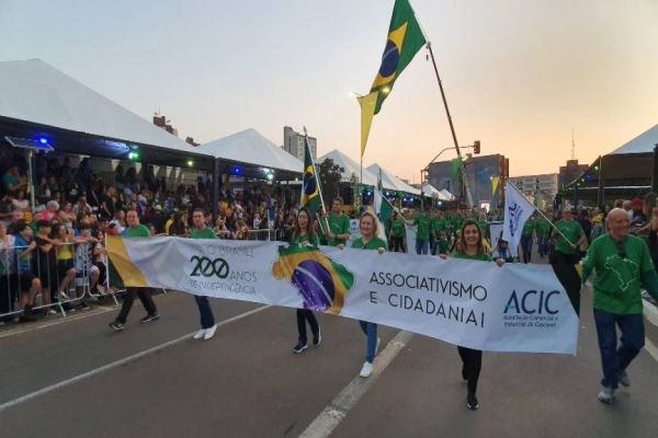 Acic é aplaudida no maior desfile de 7 de setembro da história de Cascavel