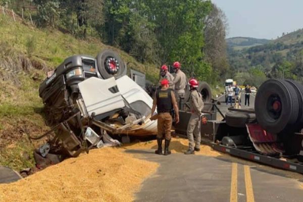 Imagem referente a notícia: Caminhoneiro morre após carreta colidir em barranco e tombar na PR-182