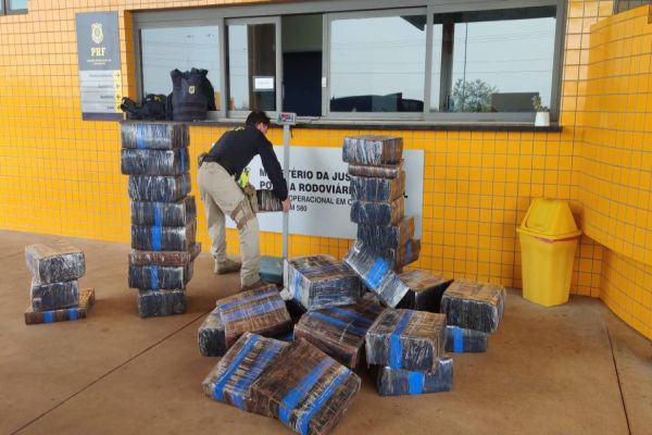 Imagem referente a notícia: PRF apreende mais de 1,2 tonelada de maconha na BR-467 em Cascavel
