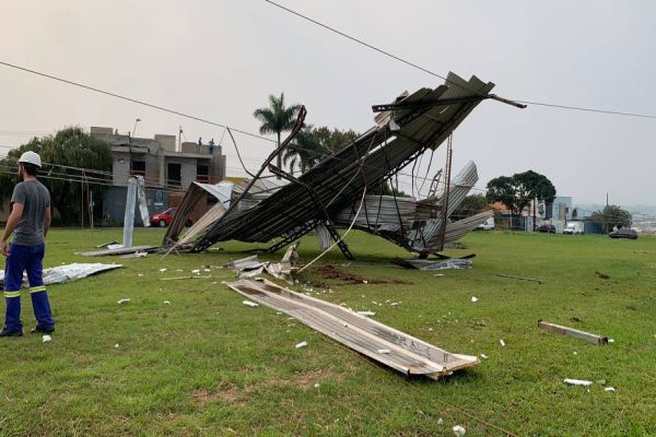 Imagem referente a notícia: Chuva e fortes ventos deixam vários estragos na grande Cascavel