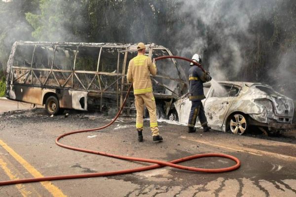 Imagem referente a notícia: Mulher morre após colisão frontal entre micro-ônibus e carro na BR-280