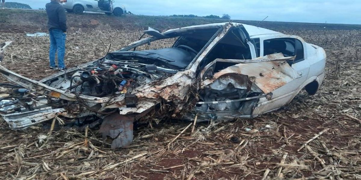 Capotamento deixa jovens feridos na PR 495, entre Santa Helena e Entre Rios do Oeste