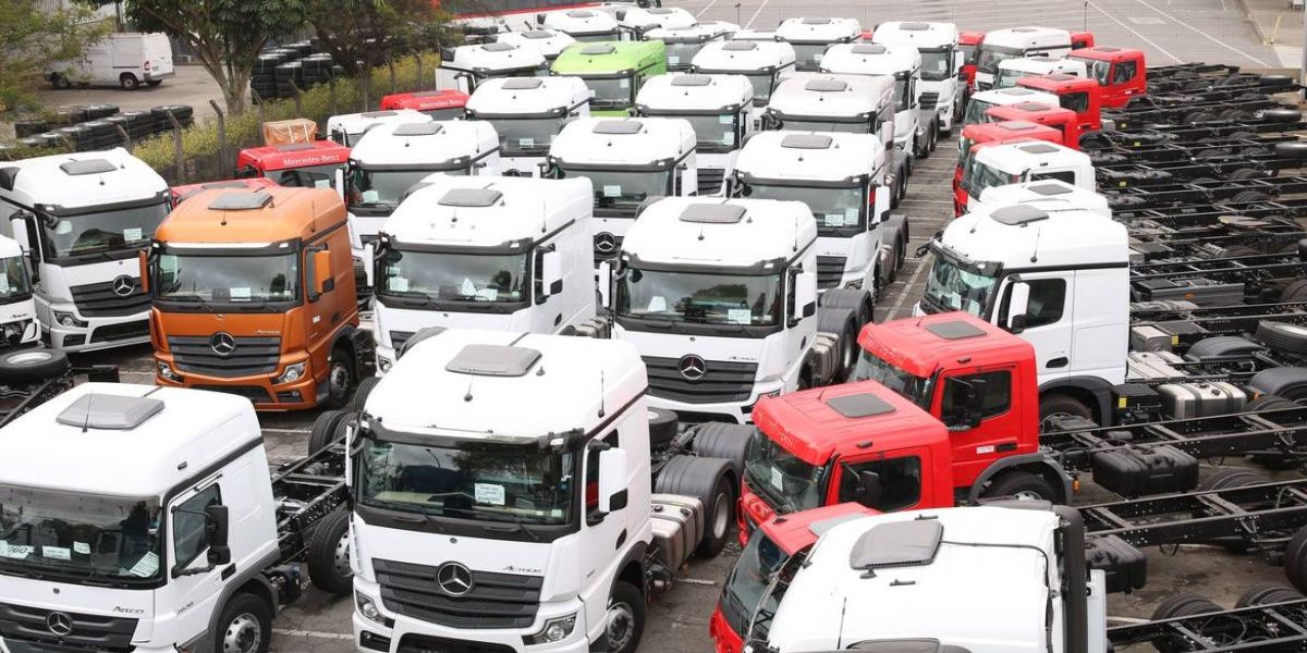 Após anúncio de demissões, trabalhadores da Mercedes-Benz fazem greve