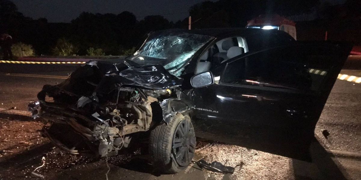 Jovem morre em acidente entre carro e caminhão na BR-373