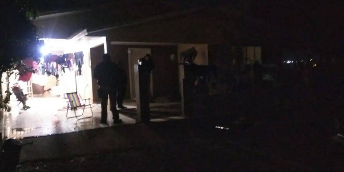 Mãe e filha são mortas a tiros dentro de casa; Um dos filhos era o alvo dos atiradores