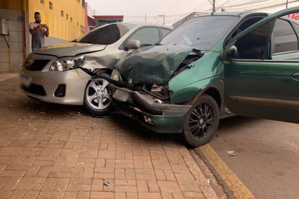 Imagem referente a notícia: Três veículos se envolvem em colisão no Bairro Interlagos; Um deles foge do local
