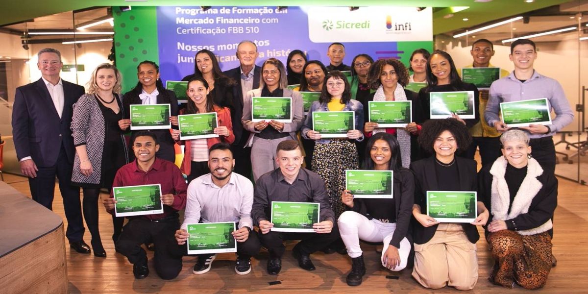 Projeto de inclusão social do Sicredi forma jovens para mercado financeiro