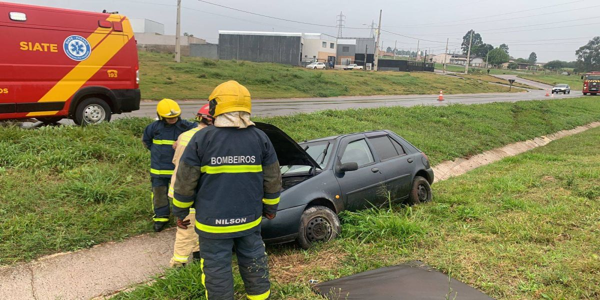 Mulher fica ferida após carro sai da pista na BR-467 em Cascavel