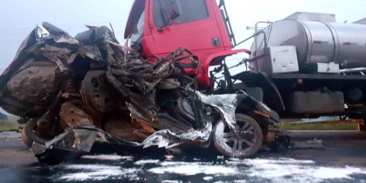 Homem morre em grave colisão envolvendo carro e dois caminhões em SC