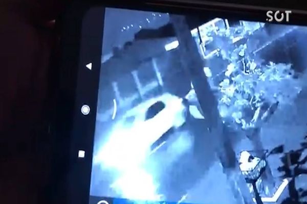 Imagem referente a notícia: Câmera de segurança registra carro utilizado em Homicídio no Bairro Periolo em Cascavel