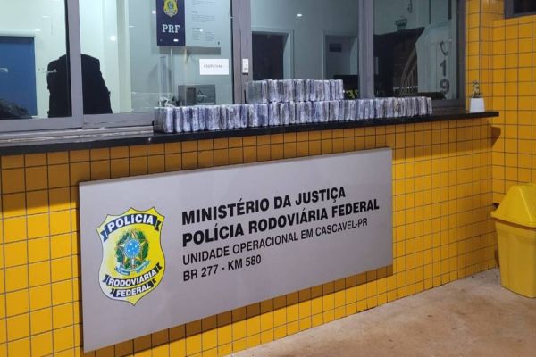 Imagem referente a notícia: PRF apreende veiculo com 62 tabletes de cocaína na BR-277 em Cascavel