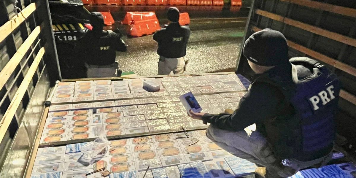 PRF faz apreensão de 773 aparelhos celulares na BR 277 em Candói