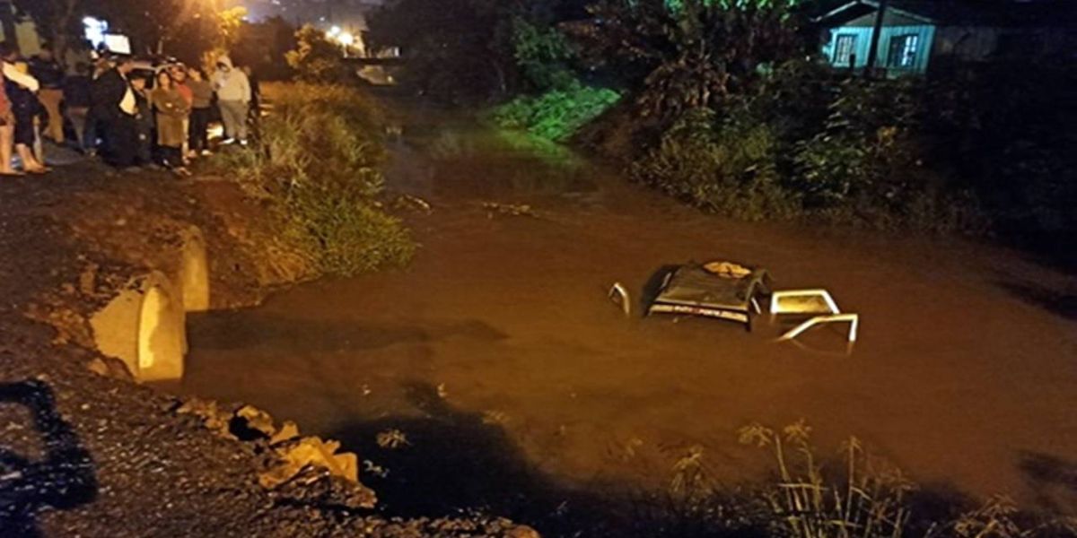 Carro cai em rio e populares salvam condutor que estava se afogando em Dois Vizinhos