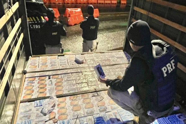 Imagem referente a notícia: PRF faz apreensão de 773 aparelhos celulares na BR 277 em Candói
