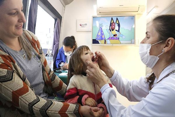 Mutirão de Vacinação Contra Pólio vai até Cmeis e escolas para garantir a imunização das crianças