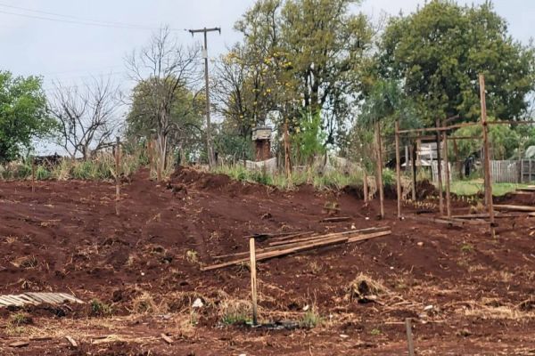Famílias tentam invadir terreno na Rua Pedro Baú no Bairro Cascavel Velho