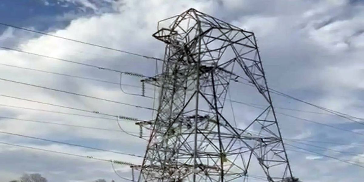 Torre de transmissão de energia cai e deixa uma pessoa morta em Santa Terezinha de Itaipu