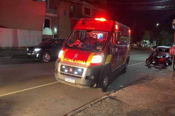 Imagem referente a notícia: Idoso fica ferido após colidir moto contra porta de comércio na Rua Jacarezinho