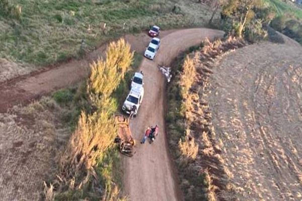 Homem é preso e dois fogem após capotamento durante perseguição