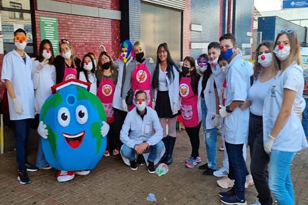 Trupe leva terapia do riso aos pacientes do CEONC Hospital do Câncer