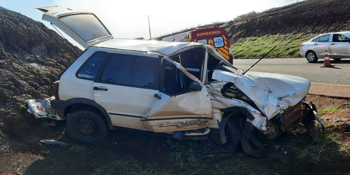 Duas pessoas ficam feridas após forte colisão na PR-486 em Cascavel