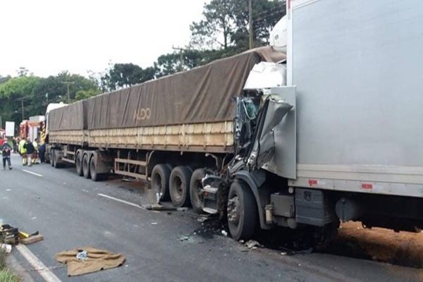 Homem morre após colisão traseira entre dois caminhões na BR-376 em Ponta Grossa