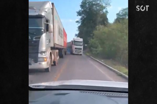 Impressionante: Motorista filmava acidente e quase virou vítima de caminhão sem freio na BR-174