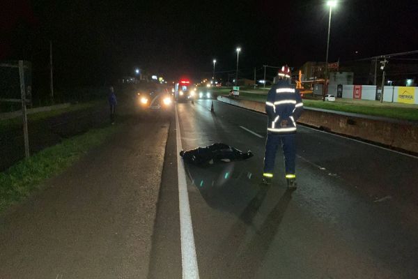 Imagem referente a notícia: Homem de 35 anos morre ao ser atropelado por caminhão na BR-277, em Cascavel