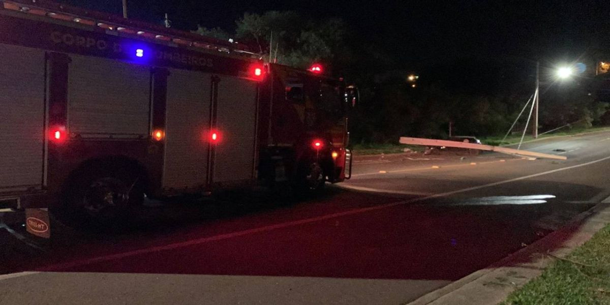 Carro fica destruído após derrubar poste de iluminação na Rua Jose Sá Cavalcante em Cascavel