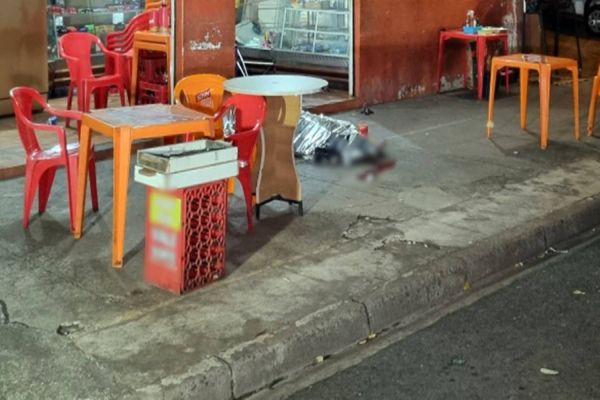 Imagem referente a notícia: Homem tentar furtar dinheiro de bar, se corta ao pular balcão de vidro e morre em Maringá