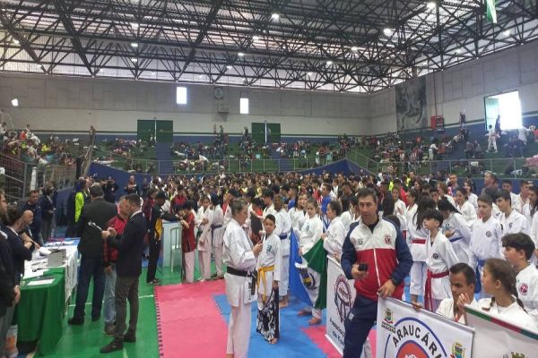 Mais de 600 atletas de karatê participam de competições em Cascavel