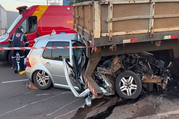 Imagem referente a notícia: Motorista fica em estado grave após violenta colisão traseira no Contorno Sul no noroeste do Paraná