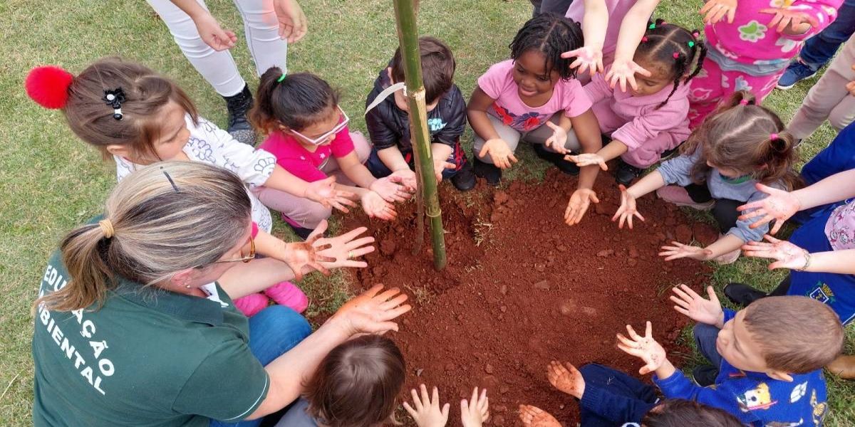 Alunos do CMEI Anita Botelho Coginotti participam do plantio de árvores
