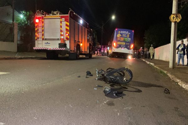 Imagem referente a notícia: Tragédia: Dois adolescentes morrem após colisão com ônibus do transporte coletivo no Bairro Guarujá