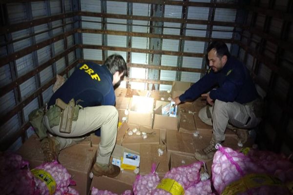 Imagem referente a notícia: PRF apreende carga valiosa de eletrônicos escondida sob fardos de alho na BR-277 no Paraná