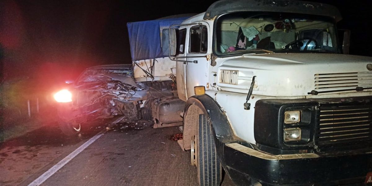 Colisão entre carreta e Hilux deixa condutor gravemente ferido na BR 163 em Toledo