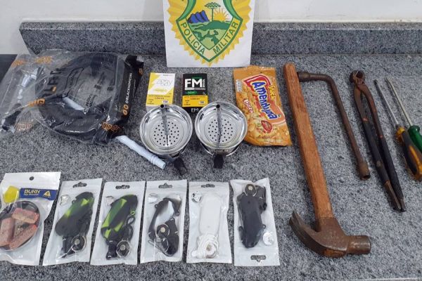 Homem é detido por populares após ser pego furtando objetos em Tabacaria no Bairro Interlagos