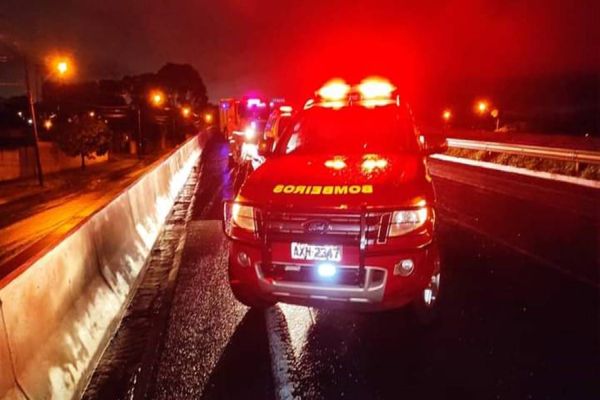 Imagem referente a notícia: Homem furta arma de PM enquanto ele estava entre a vida e a morte caído na rodovia