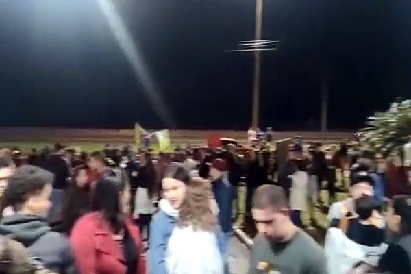 Filas se formam após atraso na abertura dos portões da Expovel por falta de segurança feminina