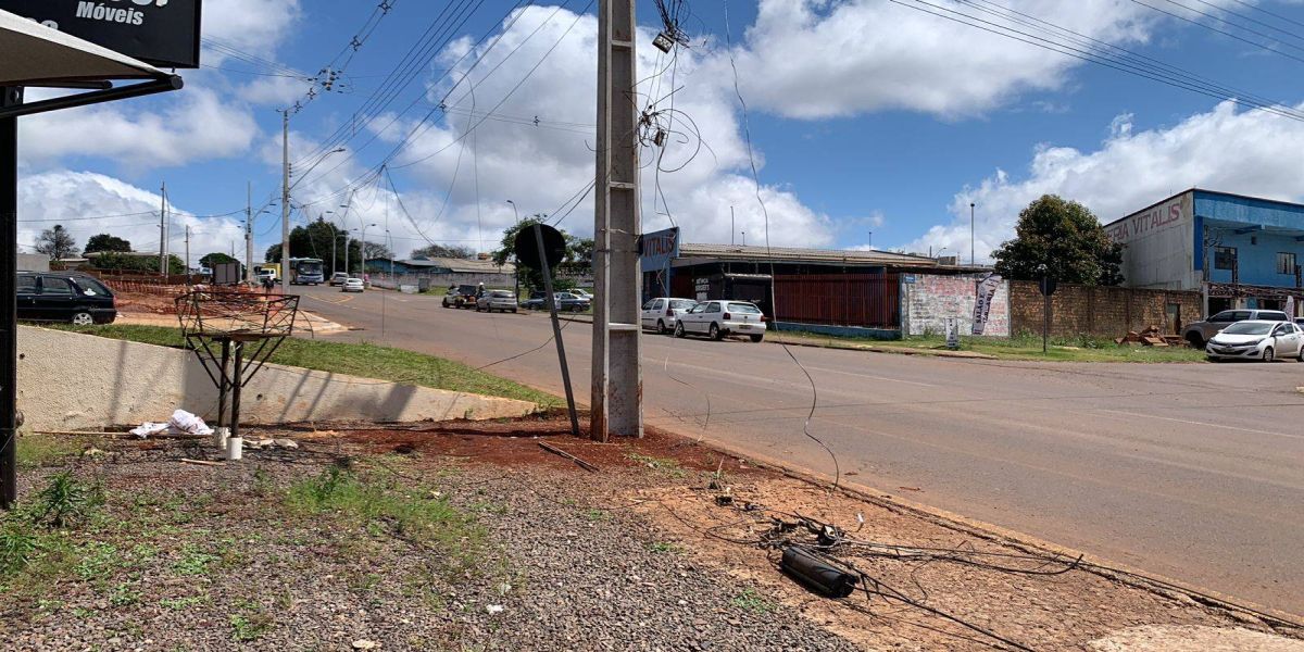 Moradores do Jardim D’Napoli reclamam de fios de telefonia solto na Rua Theobaldo Bresolin