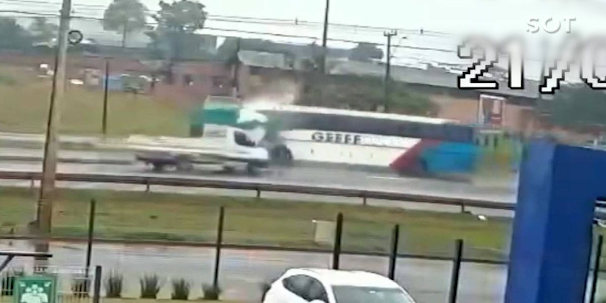 Ônibus bate em carreta na saída de Foz do Iguaçu e deixa dez pessoas feridas