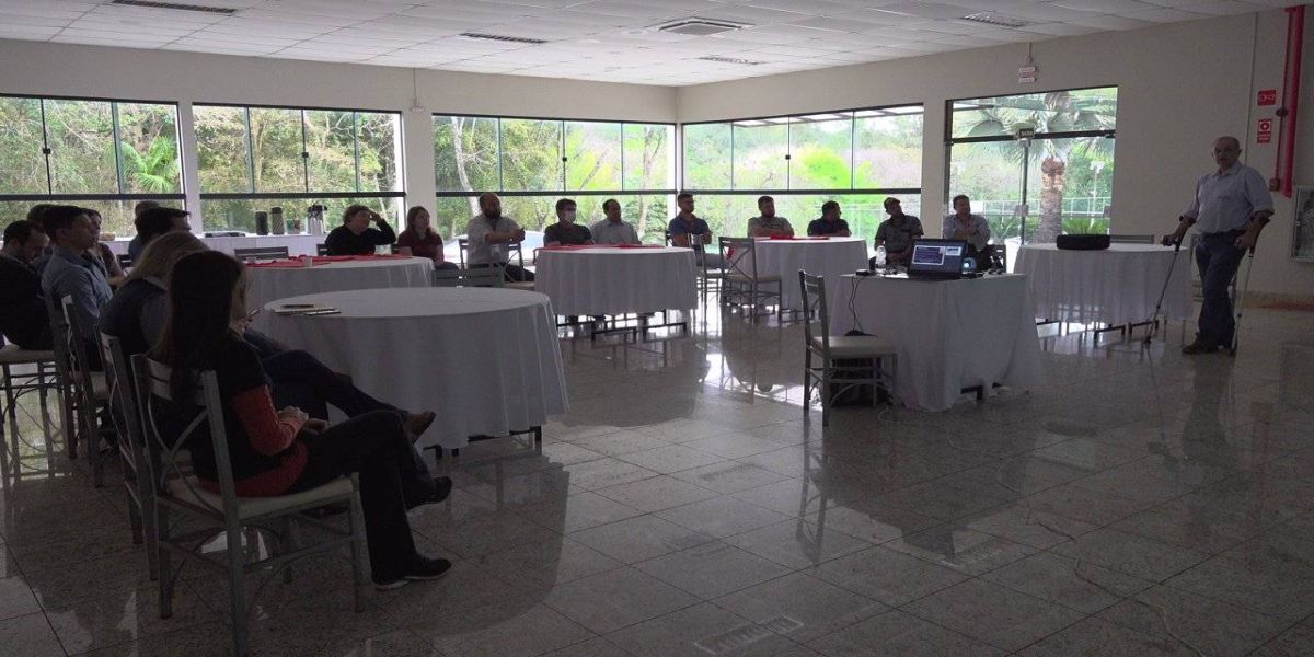 Produtores de leite falam sobre período de transição e índices zootécnicos em capacitação