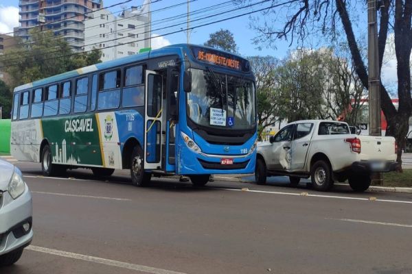 Forte colisão entre caminhonete e Ônibus é registrado na Avenida Brasil