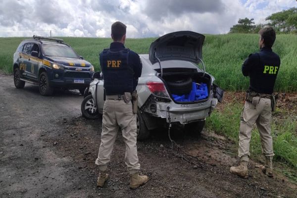 Imagem referente a notícia: PRF apreende quase meia tonelada de maconha na BR-277 em Prudentópolis
