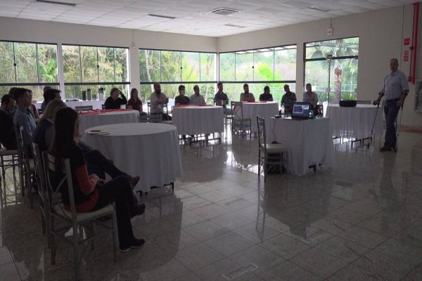 Produtores de leite falam sobre período de transição e índices zootécnicos em capacitação