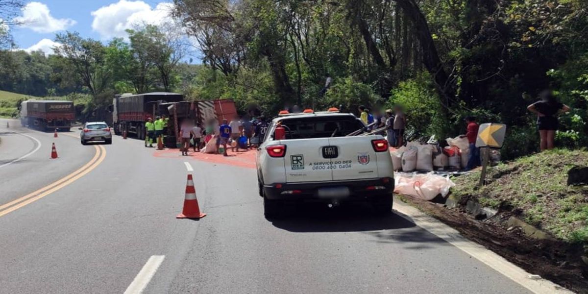 Caminhão carregado com fertilizantes tomba na BR-277 e carga é saqueada por indígenas