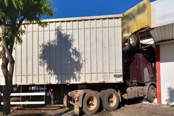 Carreta entra em loja de materiais de construção em Santa Helena e motorista fica ferido