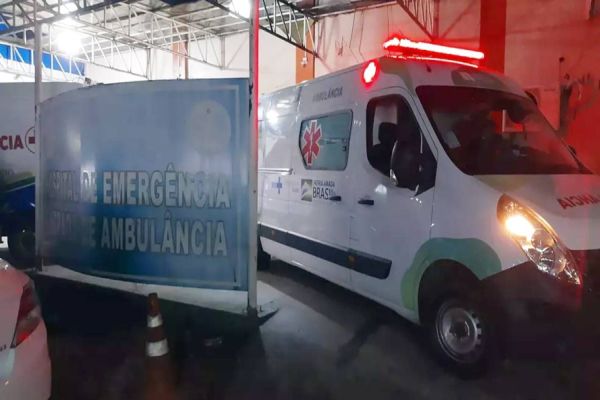 Criança de 3 anos encontra pistola de pai colecionador de armas e atira na cabeça do irmão gêmeo